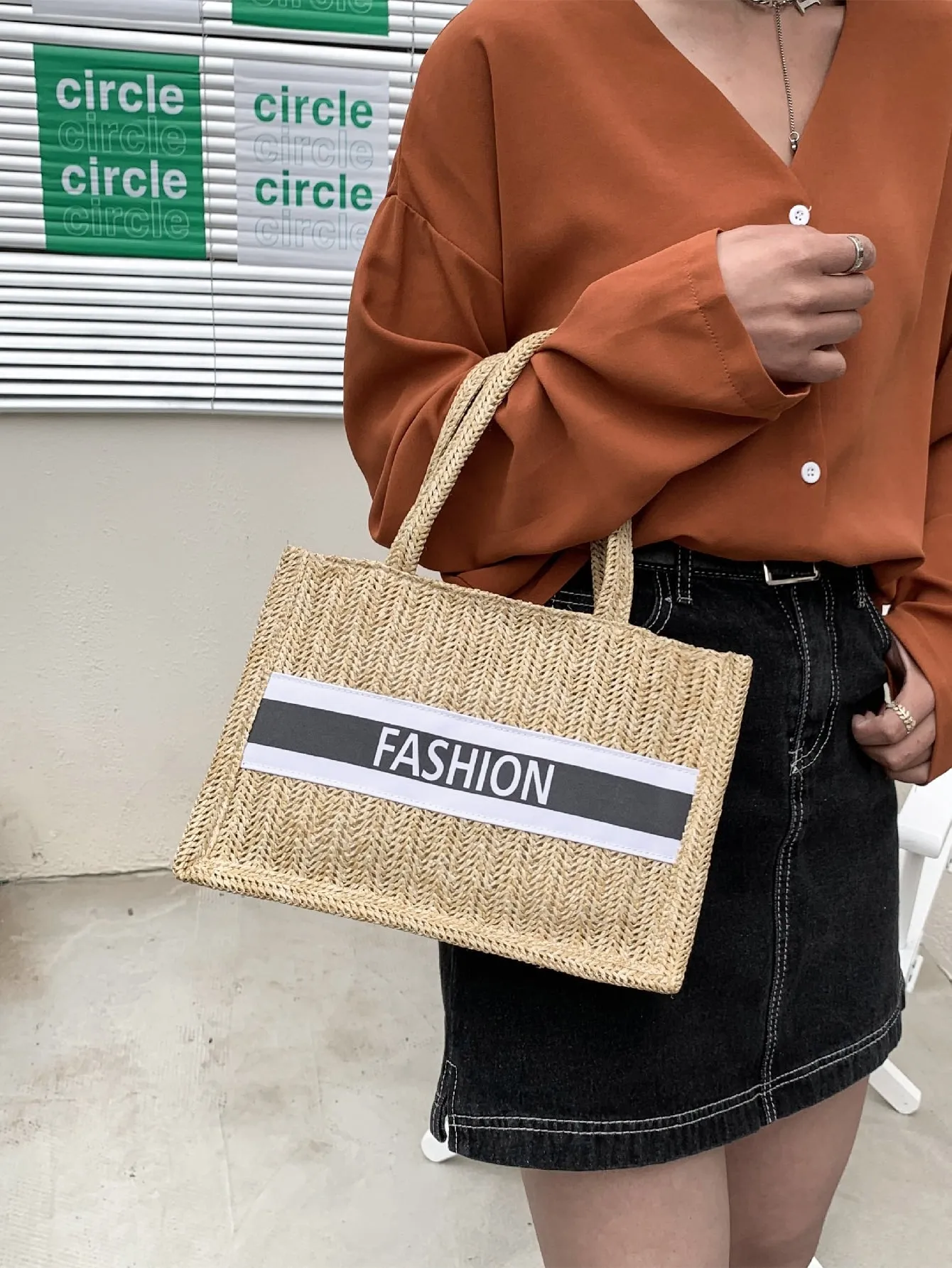 Letter Graphic Straw Shoulder Tote Bag