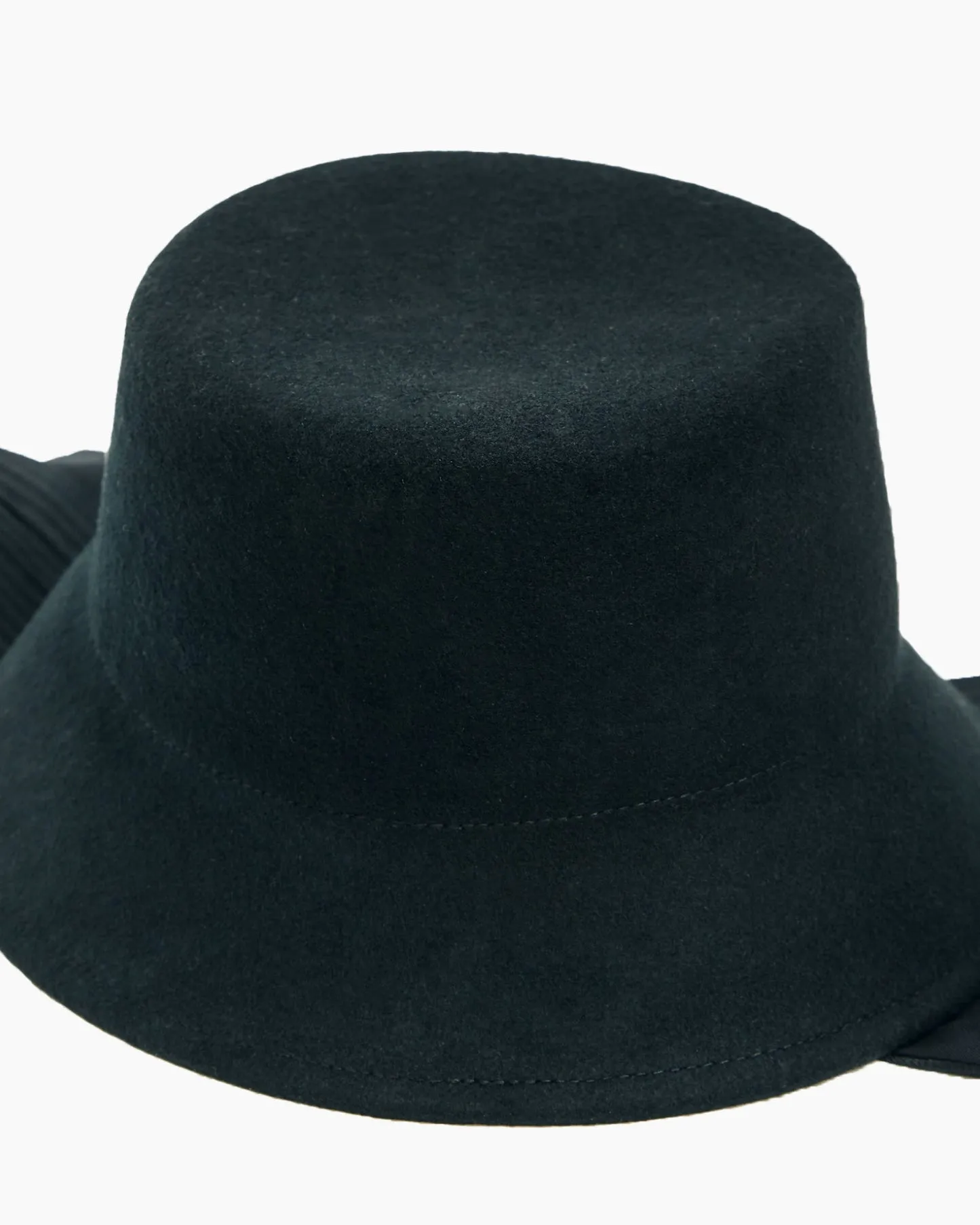 Narrow-brimmed hat